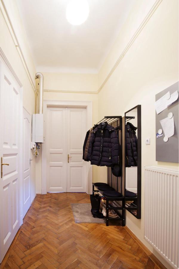 A54: Charming In The Ruin Bar District Apartman