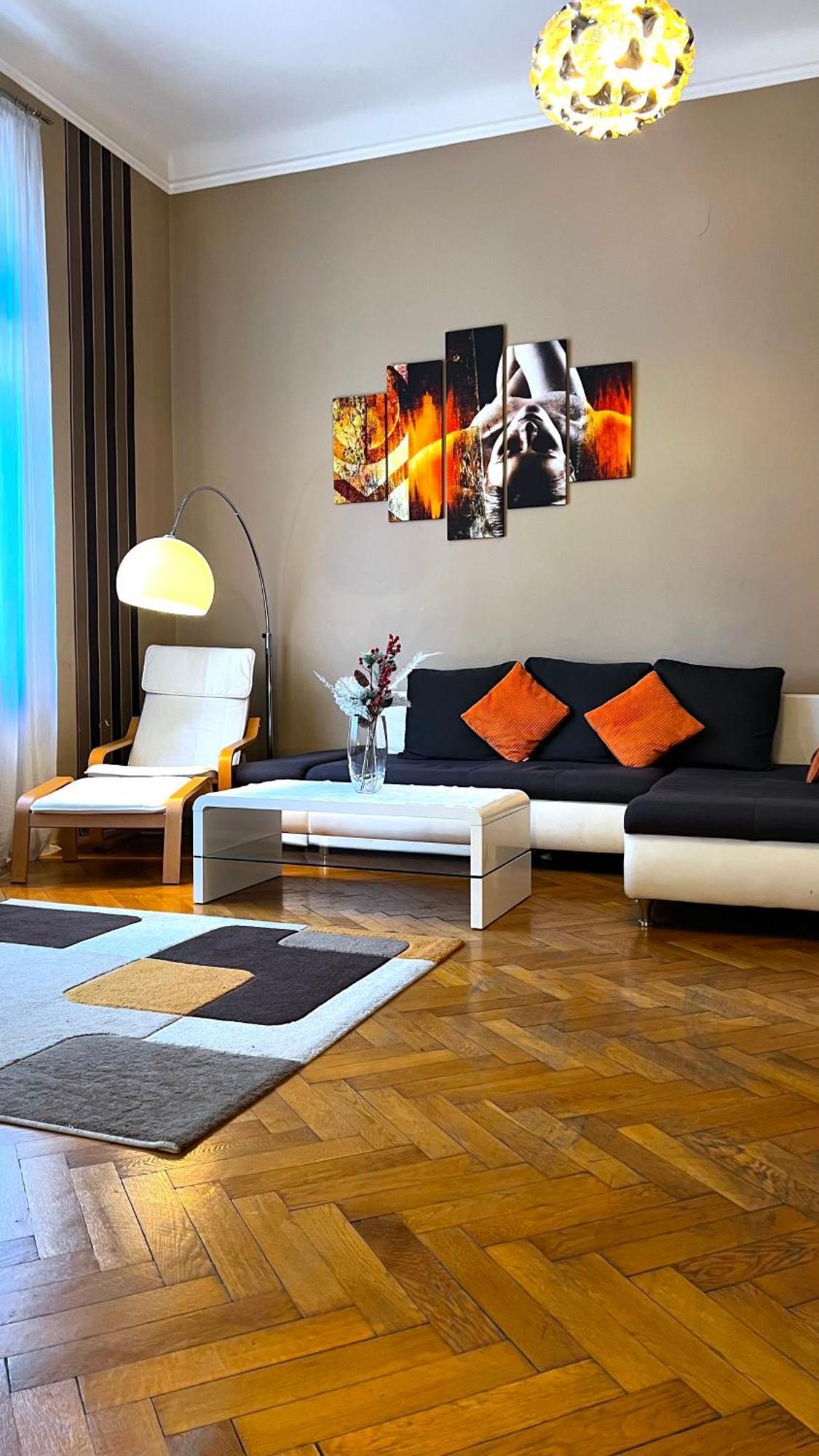 Apartman A54: Charming In The Ruin Bar District